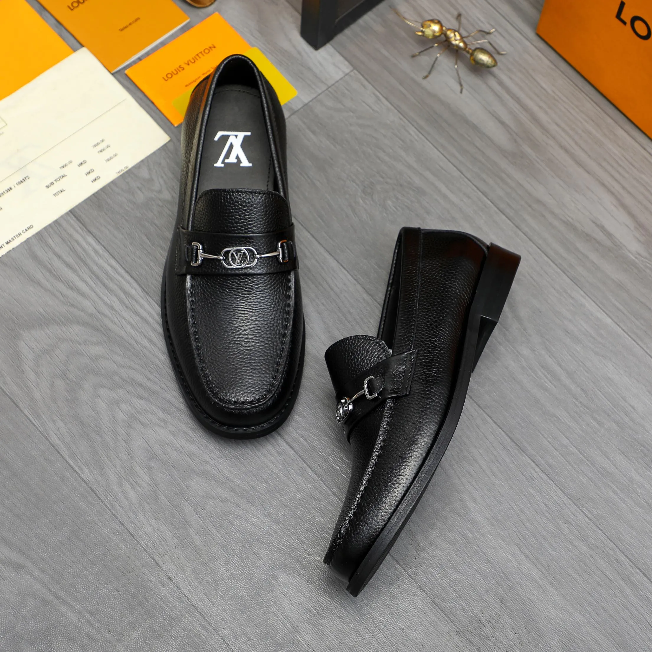 Men's shoes 💰p460 Product trademark: LV (Louis Vuitton) business slip-on leather shoes. Regular size: 38-45 (45 is custom-made and non-returnable) Product materials: Selected high-quality pebbled cowhide upper, cowhide lining, original rubber outsole